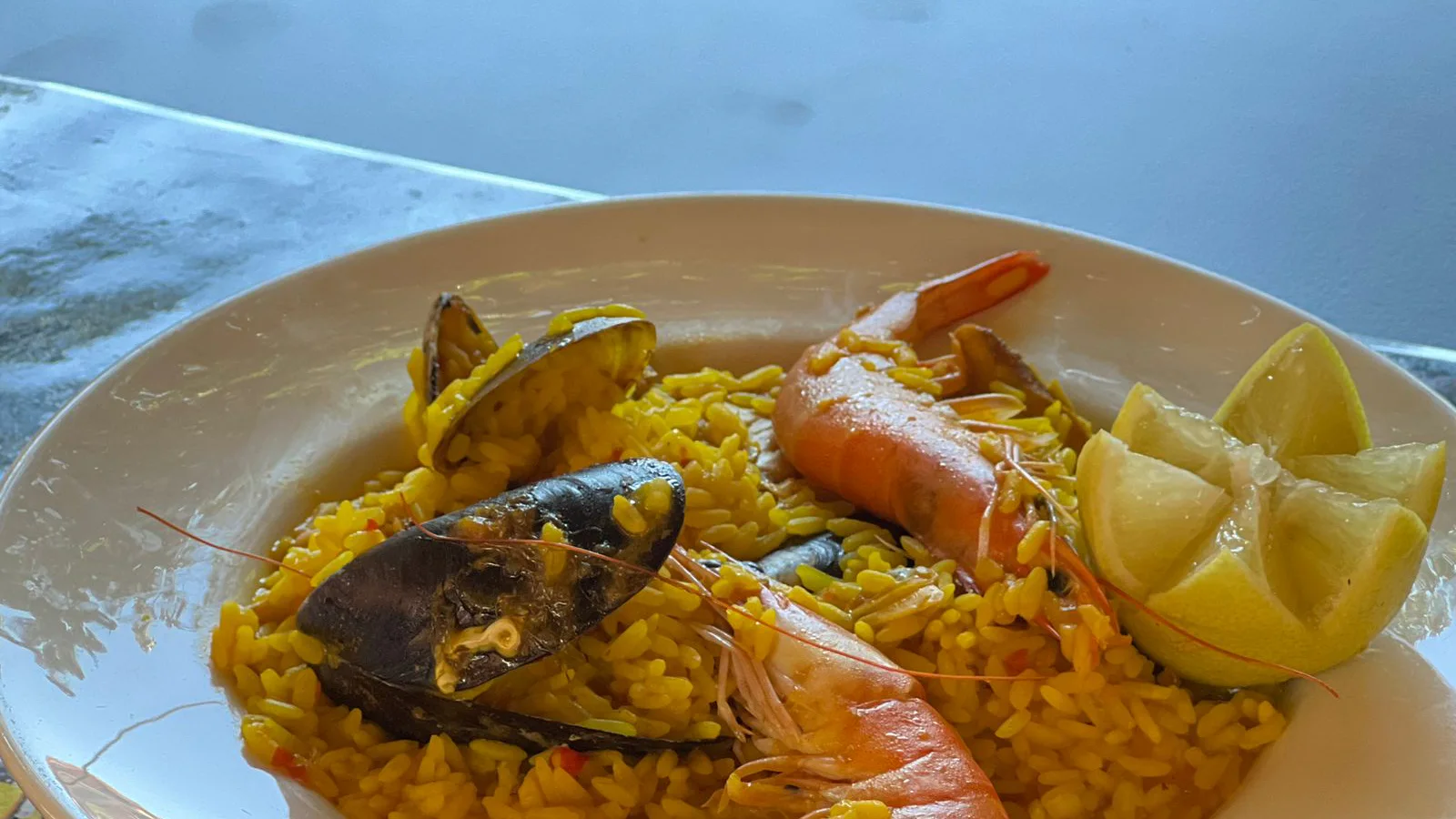 Paella de marisco servida en Mediterranean Taste